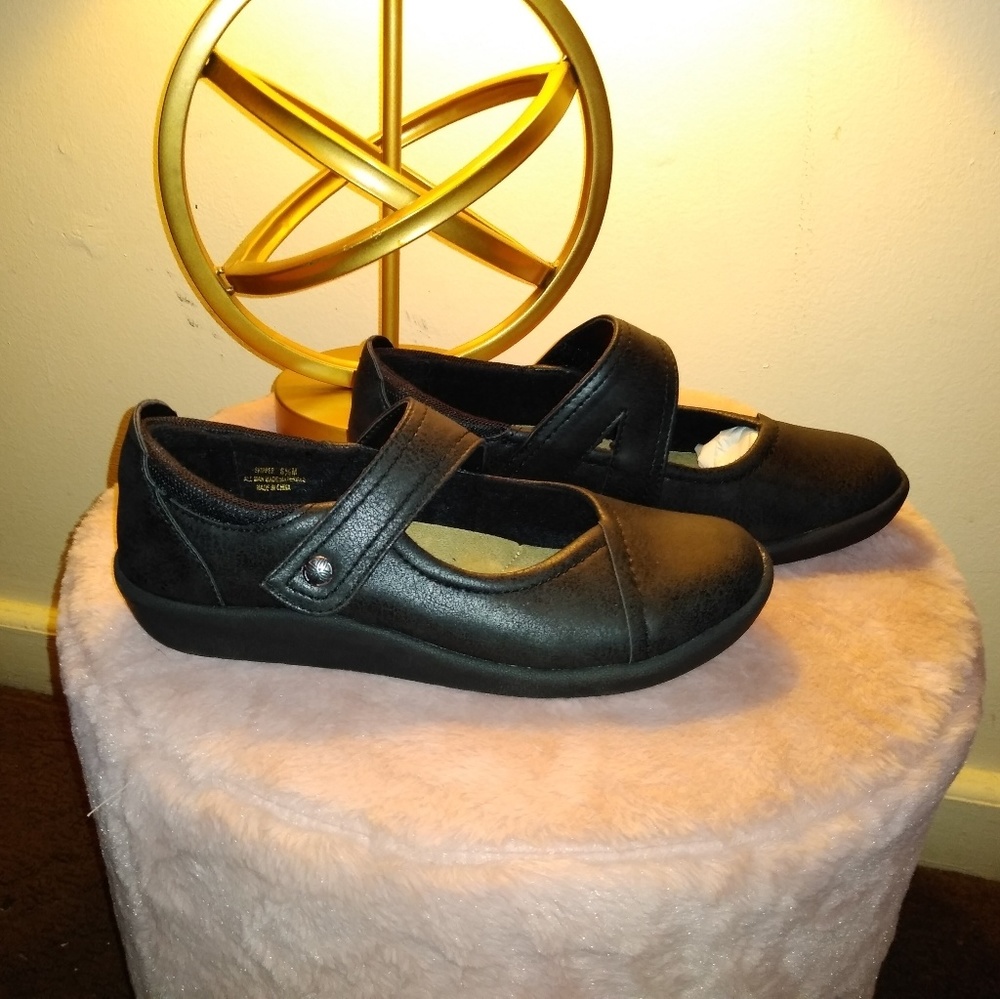 ***BRAND NEW*** Black shoe